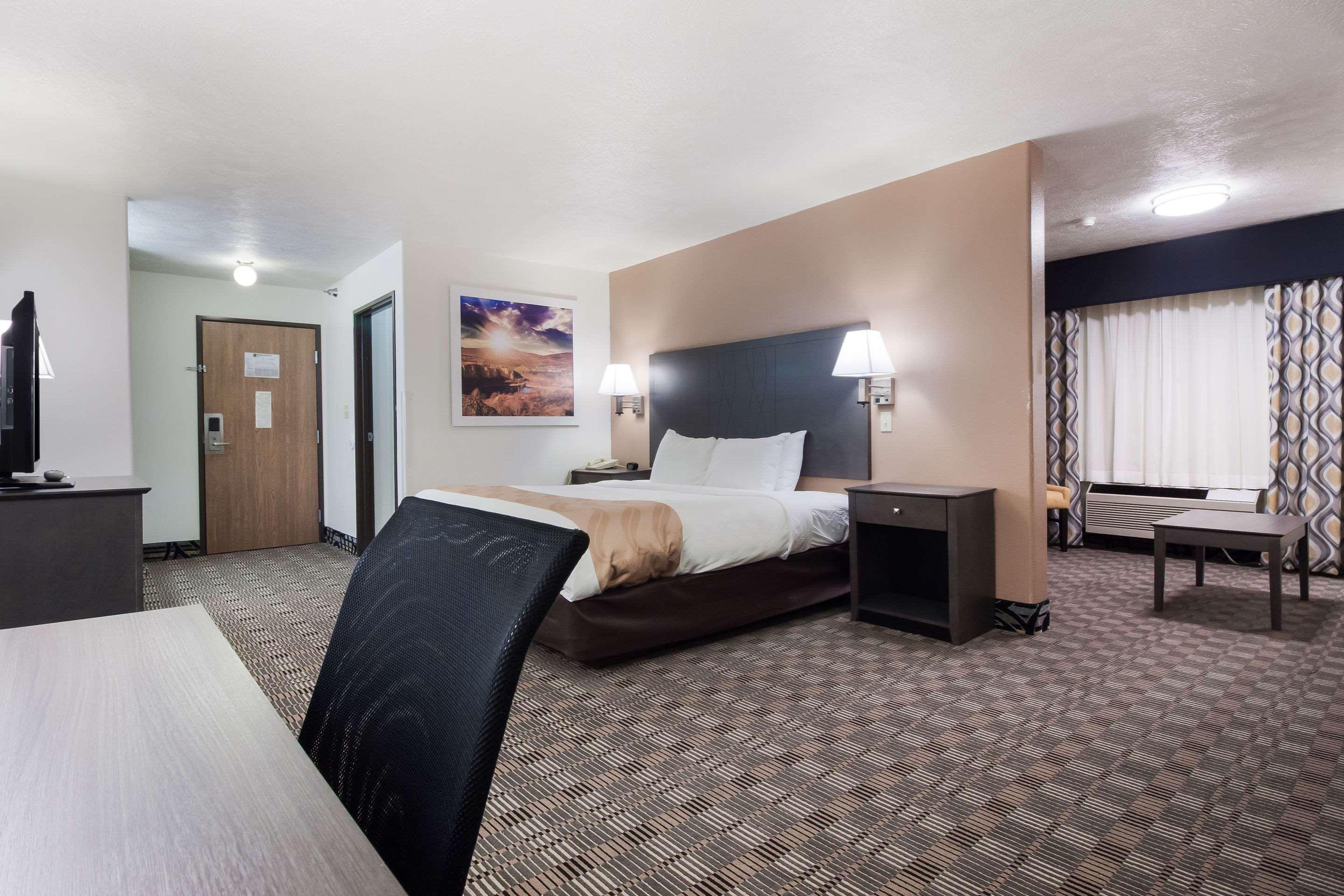 Quality Inn & Suites McCook Exteriör bild