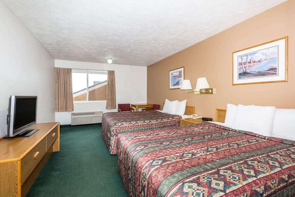Quality Inn & Suites McCook Exteriör bild