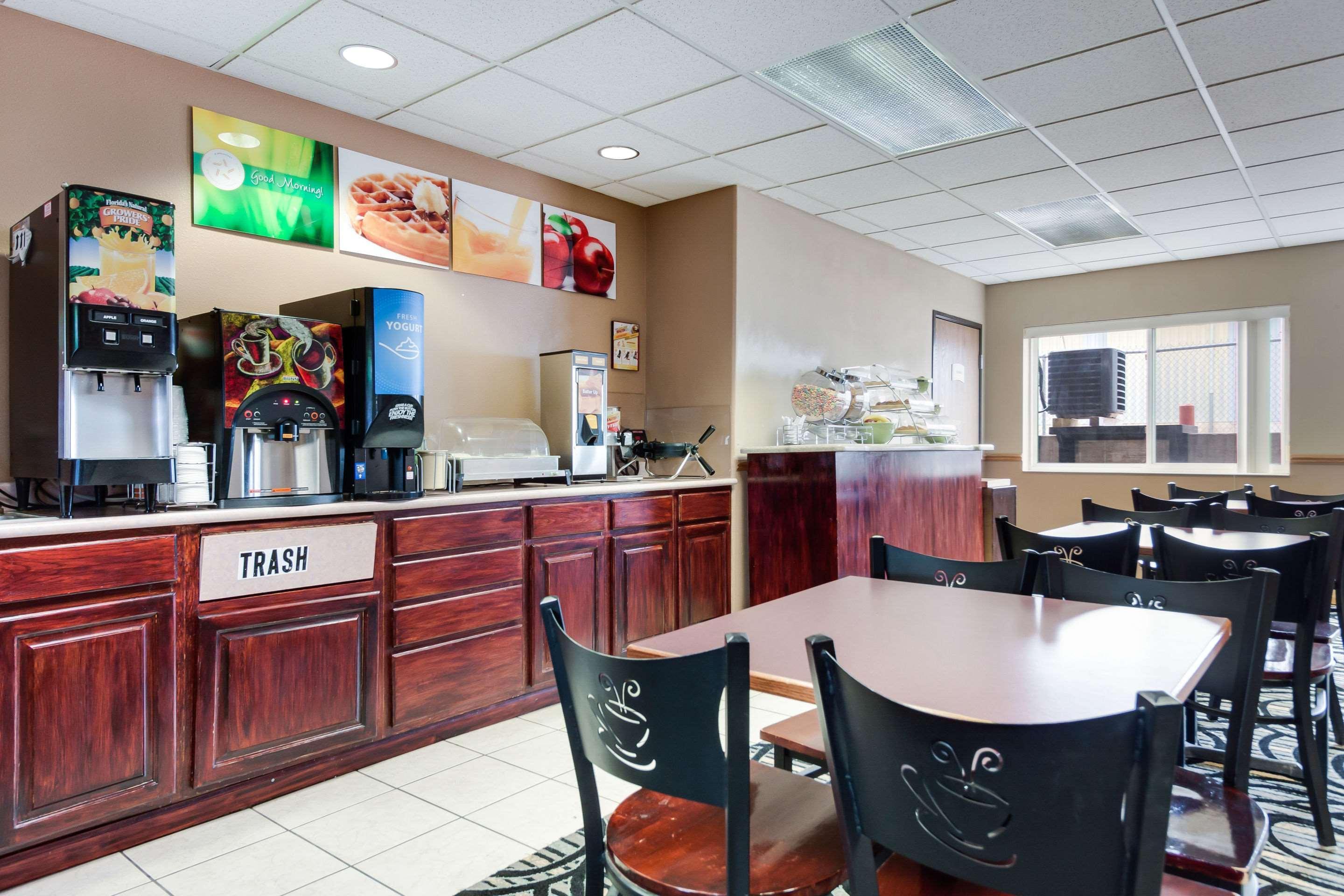 Quality Inn & Suites McCook Exteriör bild