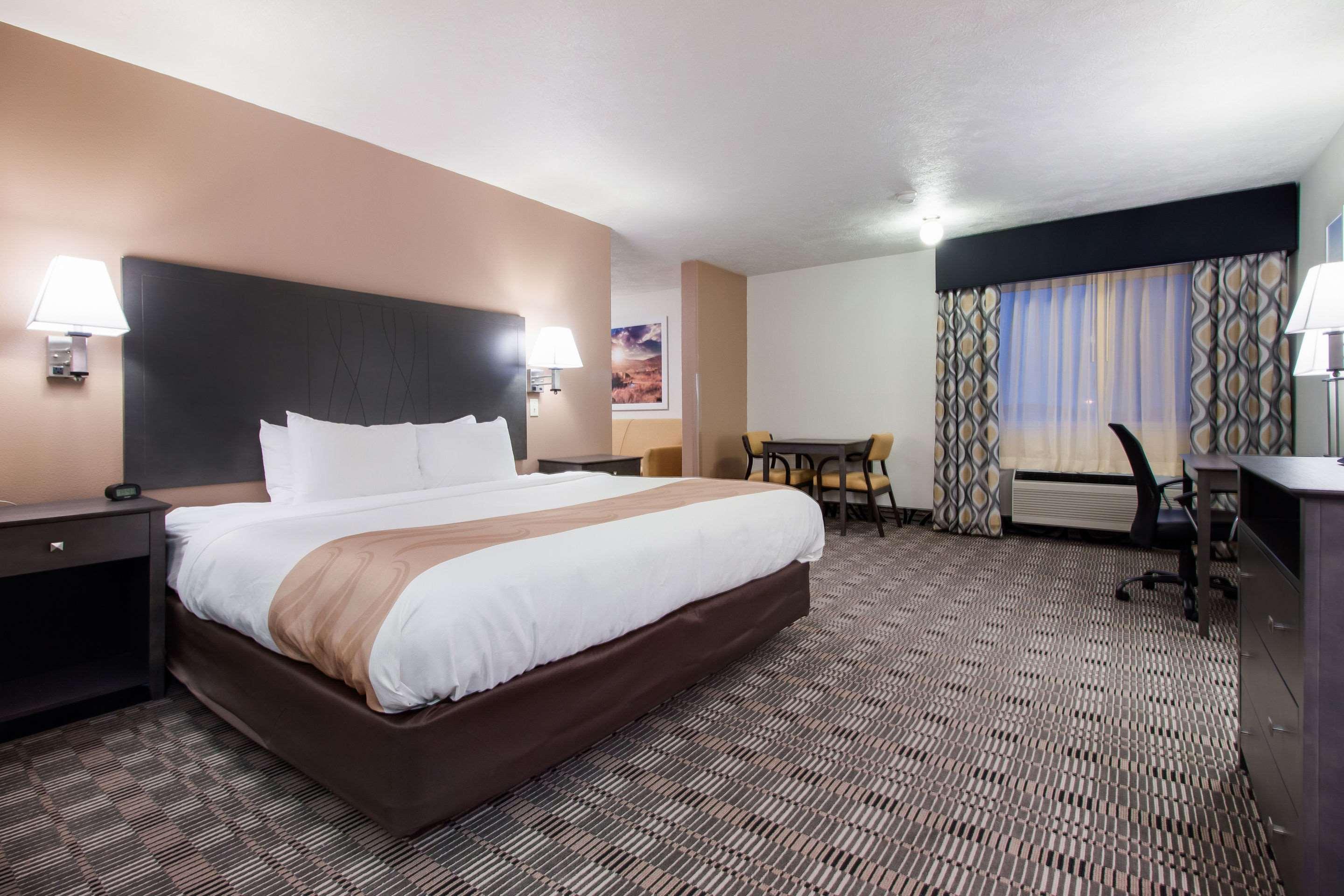 Quality Inn & Suites McCook Exteriör bild